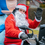 Mikołaj zapukał do szpitalnych okien i obdarował małych pacjentów (fotogaleria) - Polskie Radio Rzeszów