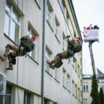 Mikołaj zapukał do szpitalnych okien i obdarował małych pacjentów (fotogaleria) - Polskie Radio Rzeszów