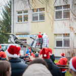 Mikołaj zapukał do szpitalnych okien i obdarował małych pacjentów (fotogaleria) - Polskie Radio Rzeszów