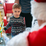 Mikołaj zapukał do szpitalnych okien i obdarował małych pacjentów (fotogaleria) - Polskie Radio Rzeszów