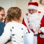 Mikołaj zapukał do szpitalnych okien i obdarował małych pacjentów (fotogaleria) - Polskie Radio Rzeszów