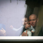 Mikołaj zapukał do szpitalnych okien i obdarował małych pacjentów (fotogaleria) - Polskie Radio Rzeszów