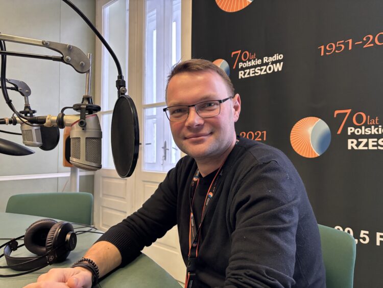 W „Tu i Teraz” o relacjach społecznych w święta — rodzinnych, samotnych i tych w sieci