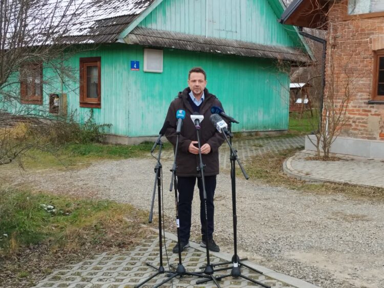 Rafał Trzaskowski odwiedził zakład produkcyjny Becla w Handzlówce