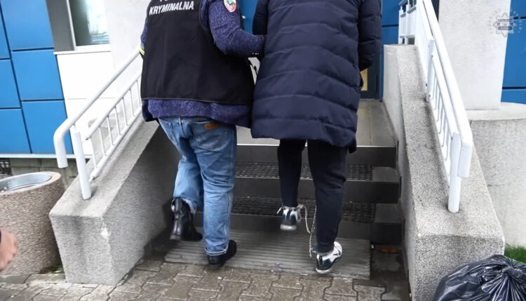 Zrzut ekranu z video "Kolejne zatrzymania w sprawie tzw. mafii śmieciowej", źródło: slaska.policja.gov.pl