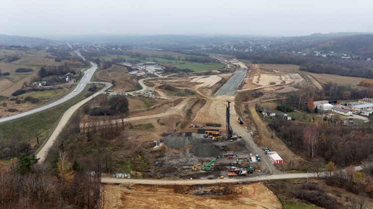 Jedna z największych w Europie palownic pracuje na budowie S19