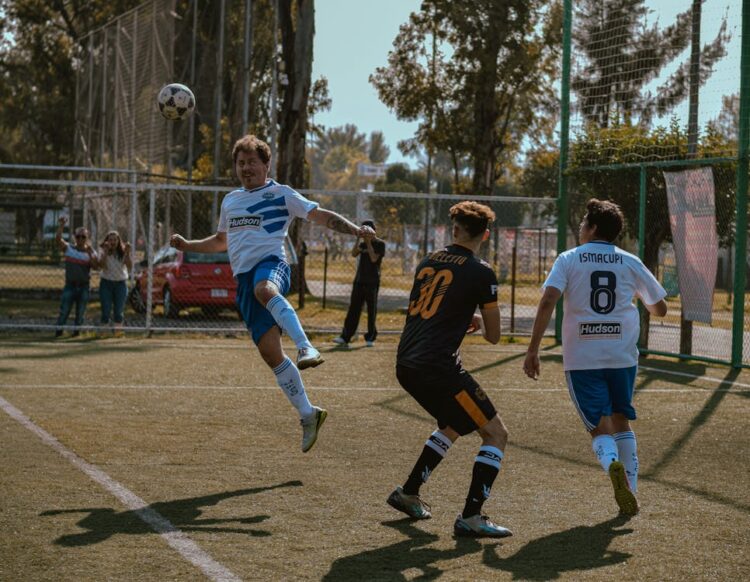 „Główki” w piłce nożnej bardziej niebezpieczne niż sądzono