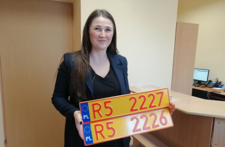 Wioletta Silarska z nowym wzorem tablic. Fot. J.Jaracz