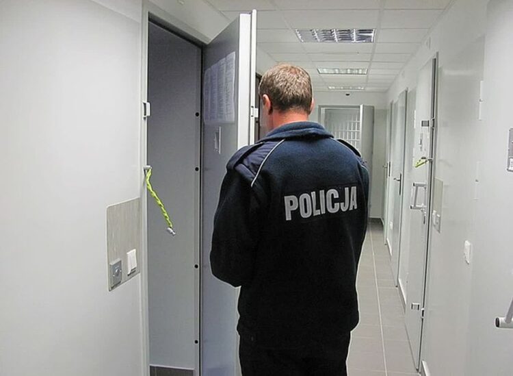 72-latka pomogła policji w zatrzymaniu giełdowego oszusta 1 - Polskie Radio Rzeszów 72-latka pomogła policji w zatrzymaniu giełdowego oszusta