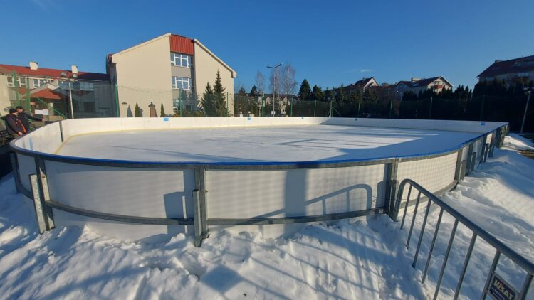 Otwarto lodowisko w Tarnobrzegu 1 - Polskie Radio Rzeszów Otwarto lodowisko w Tarnobrzegu