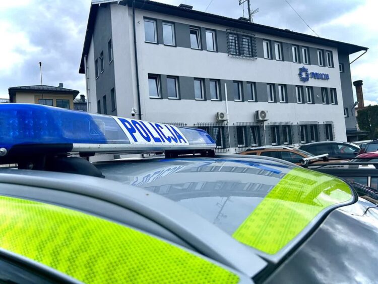 Policjanci eskortowali auto z rodzącą kobietą