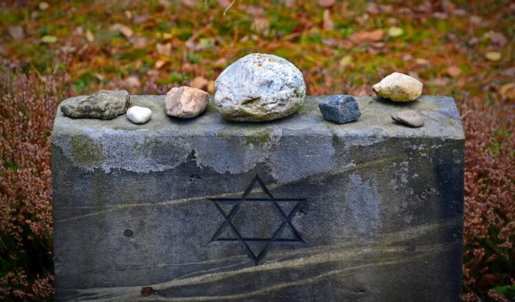 Listy do rodzin. Korespondencja ocalałych z Holokaustu