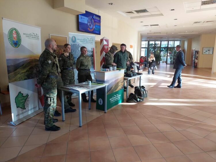 Studenci rzeszowskiej uczelni będą mieli praktyki w Straży Granicznej 1 - Polskie Radio Rzeszów Studenci rzeszowskiej uczelni będą mieli praktyki w Straży Granicznej