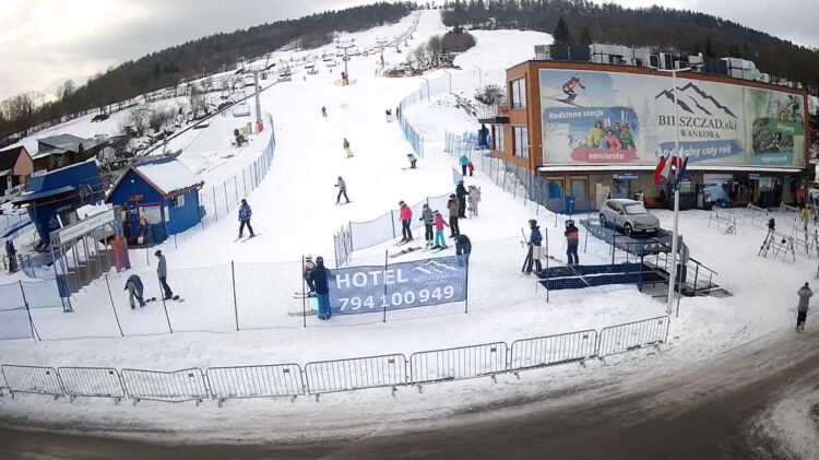 Wciąż dużo miejsc do zjazdów na nartach 1 - Polskie Radio Rzeszów Obraz z kamery stacji BieszczadSki w Wańkowej - godz. 9:10
