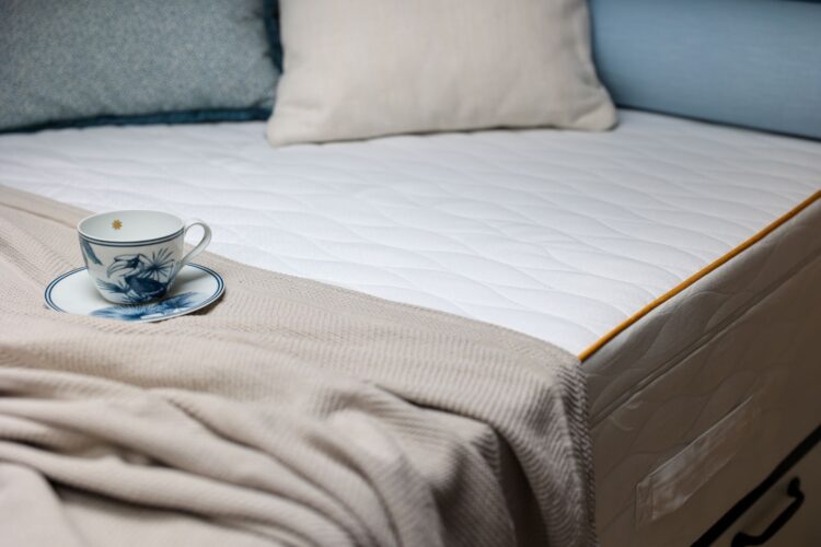 Czy spanie bez poduszki jest zdrowe? Eksperci zdradzają sekrety zdrowego snu