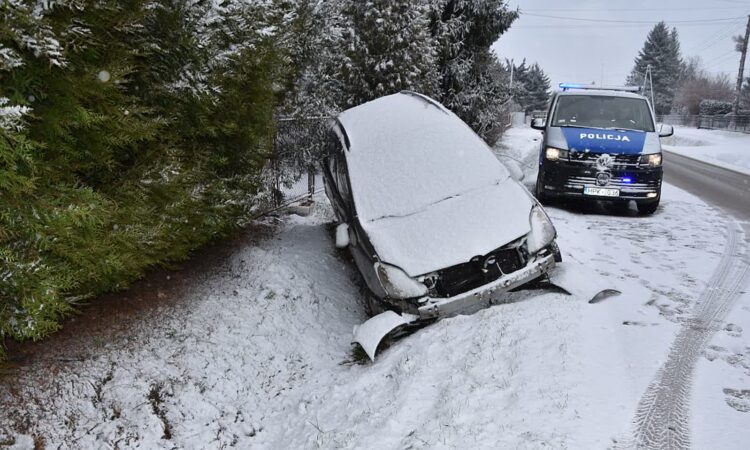 Pijana kobieta wjechała autem do rowu, policji zgłosiła kradzież