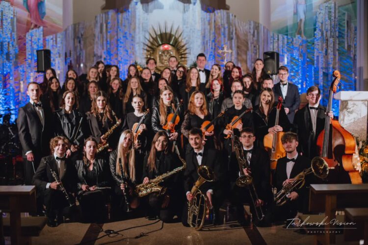 Niżańska Orkiestra Kameralna gra to, co jej w sercu gra - reportaż 1 - Polskie Radio Rzeszów Niżańska Orkiestra Kameralna gra to, co jej w sercu gra – reportaż