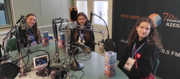 Wolontariuszki 33. Finału WOŚP o pomaganiu 1 - Polskie Radio Rzeszów Wolontariuszki 33. Finału WOŚP o pomaganiu