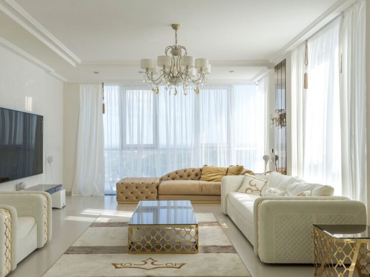 Wybieramy kanapę do salonu – przegląd najmodniejszych propozycji