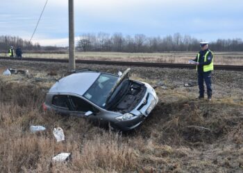 45-letnia kierująca wjechała autem w&nbsp;jadący pociąg