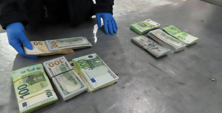 Nielegalny przewóz ponad 68 tys. euro i 45 tys. dolarów 1 - Polskie Radio Rzeszów Nielegalny przewóz ponad 68 tys. euro i 45 tys. dolarów