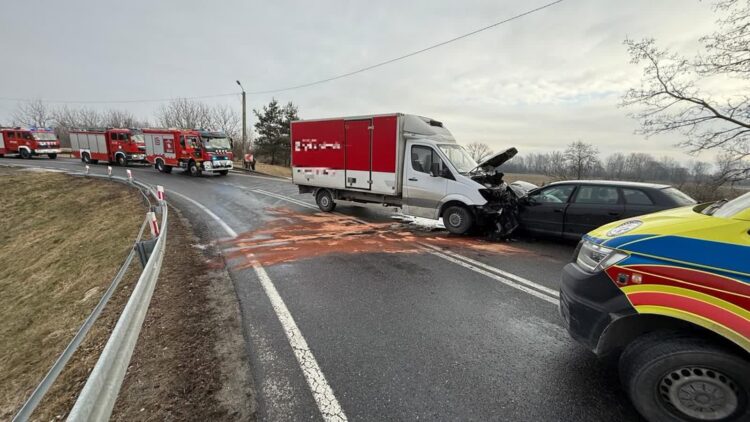 Czołowe zderzenie. Zablokowana trasa Jarosław-Nisko 1 - Polskie Radio Rzeszów Czołowe zderzenie. Zablokowana trasa Jarosław-Nisko