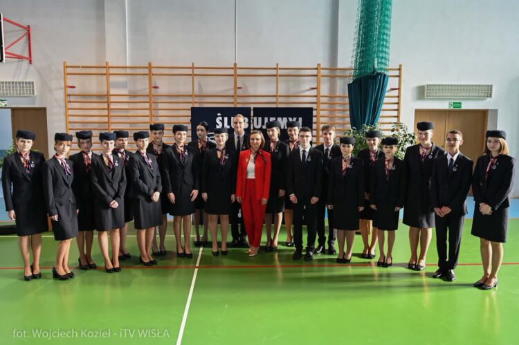 Uroczyste ślubowanie przyszłych stewardess i stewardów