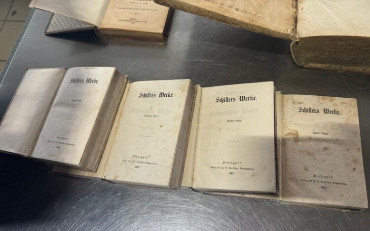 Stare księgi odkryte podczas kontroli na przejściu granicznym