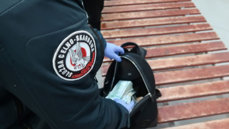 W Budomierzu wykryto bagaż wypełniony gotówką 1 - Polskie Radio Rzeszów W Budomierzu wykryto bagaż wypełniony gotówką