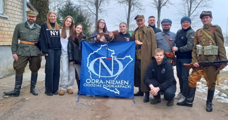 Z darami u Polaków na Litwie