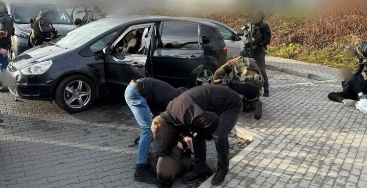 Straż graniczna rozbiła międzynarodową szajkę fałszującą m.in. wizy i paszporty 1 - Polskie Radio Rzeszów Straż graniczna rozbiła międzynarodową szajkę fałszującą m.in. wizy i paszporty