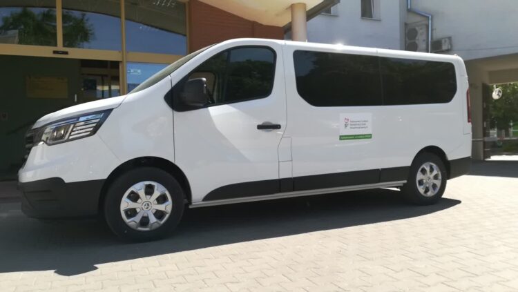 Nowy autobus dla dzieci z Zespołu Szkół Specjalnych w Rzeszowie 1 - Polskie Radio Rzeszów Fot. PFRON