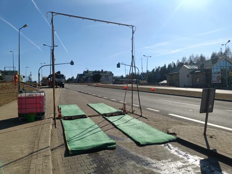 Bramka do dezynfekcji pojazdów w Barwinku w związku z pryszczycą 1 - Polskie Radio Rzeszów Bramka do dezynfekcji pojazdów w Barwinku w związku z pryszczycą