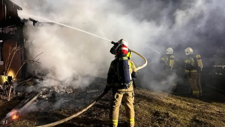 Pożar domu. Strażacy musieli rozebrać część budynku
