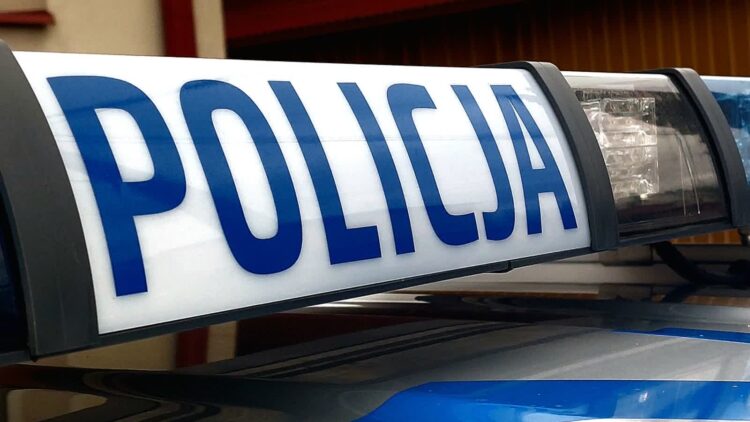 43-latek celowo wjechał w pieszą, potem opluł i uderzył ratownika