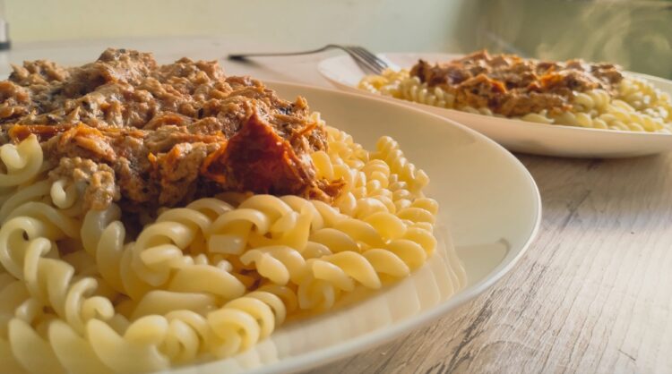 „Na Fali Smaku” – Makaron z Tuńczykiem i Suszonymi Pomidorami