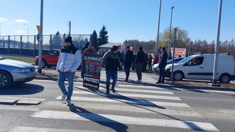 Kilkadziesiąt osób zablokowało drogę krajową nr 94 w Świlczy (zdjęcia)