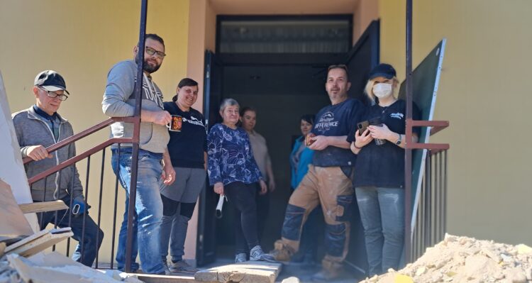 Zakasali rękawy. W weekendy remontują starą szkołę, by stworzyć w niej dom dziecka