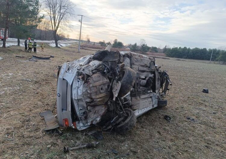 Dachowanie bmw. 18-latek może mówić o dużym szczęściu