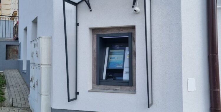 Z powodu hazardu postanowił okraść bankomat z pomocą śrubokręta 1 - Polskie Radio Rzeszów Fot. KPP w Strzyżowie