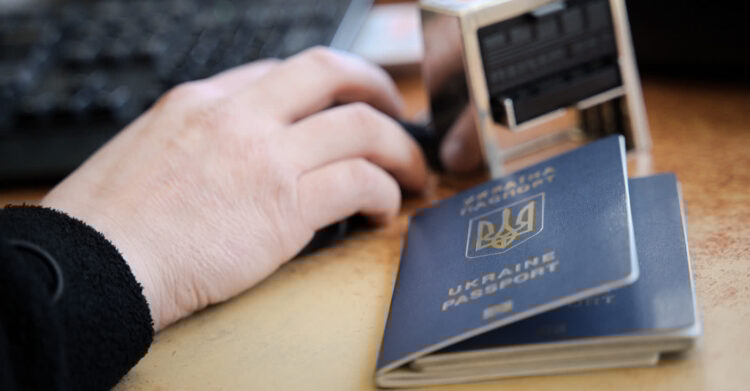 Podróże, których nie było. Podrobione stemple w paszporcie 1 - Polskie Radio Rzeszów Fot. BIOSG