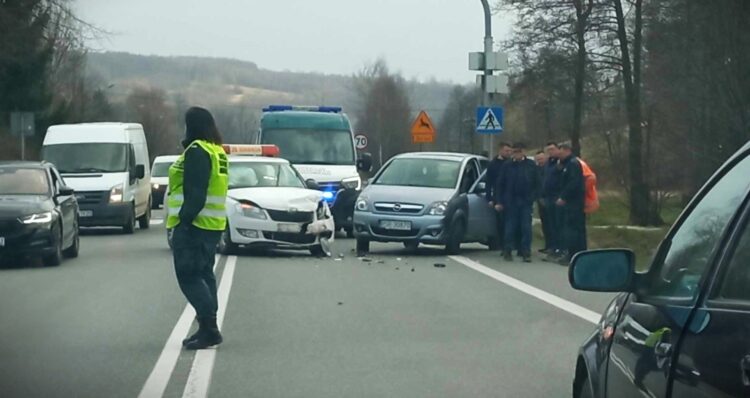 Zderzenie aut w Barczyce. Droga zablokowana