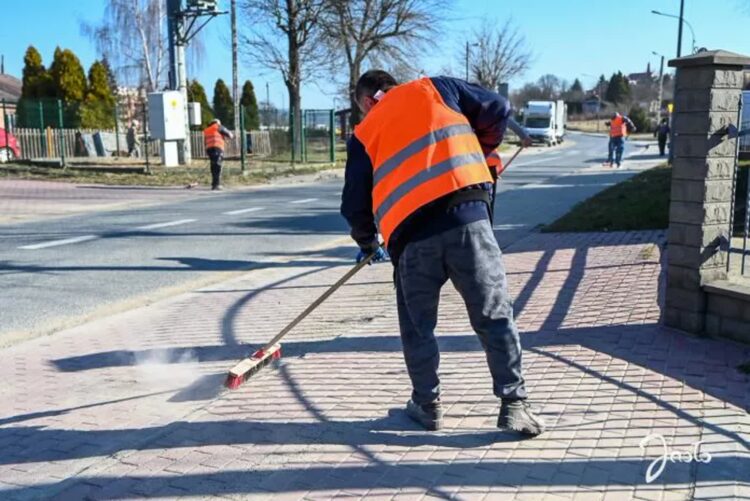 Trwa pozimowe sprzątanie ulic w Jaśle