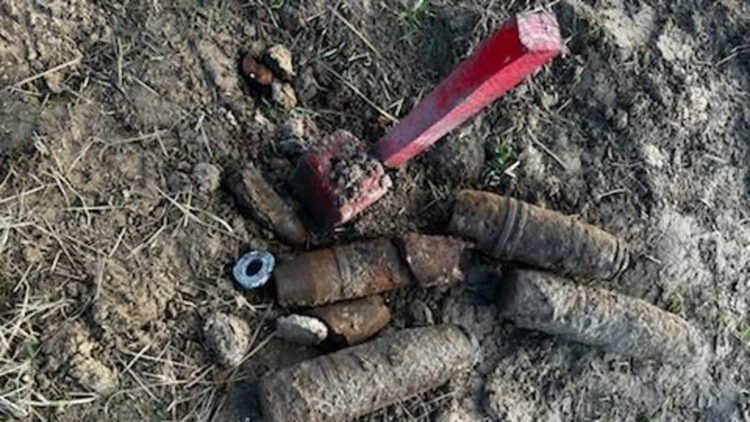 Pociski artyleryjskie na polu w Błażowej Dolnej 1 - Polskie Radio Rzeszów Fot. KMP Rzeszów