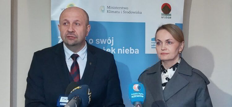 Ponad 30 gmin zgłosiło się na operatorów programu "Czyste powietrze" 1 - Polskie Radio Rzeszów Ponad 30 gmin zgłosiło się na operatorów programu „Czyste powietrze”