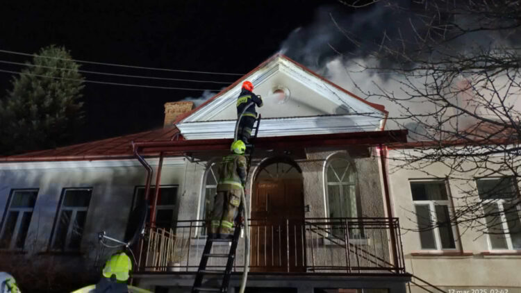 Pożar plebanii w Jaworniku Polskim w powiecie przeworskim (zdjęcia)