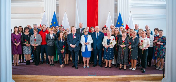 Medale za sumienną pracę, zasługi w sporcie, ochronie zdrowia i samorządzie przyznane (fotogaleria)