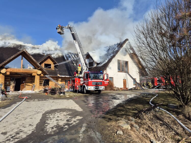Pożar Wilczej Jamy w Smolniku w gminie Lutowiska (zdjęcia, video)