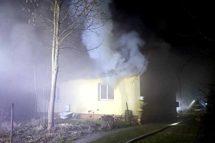 Pożar budynku w Maleniskach. Jedna osoba ranna