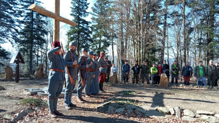 Na Manyłowej upamiętniono żołnierzy, którzy polegli w krwawych walkach (zdjęcia) 1 - Polskie Radio Rzeszów Na Manyłowej upamiętniono żołnierzy, którzy polegli w krwawych walkach (zdjęcia)